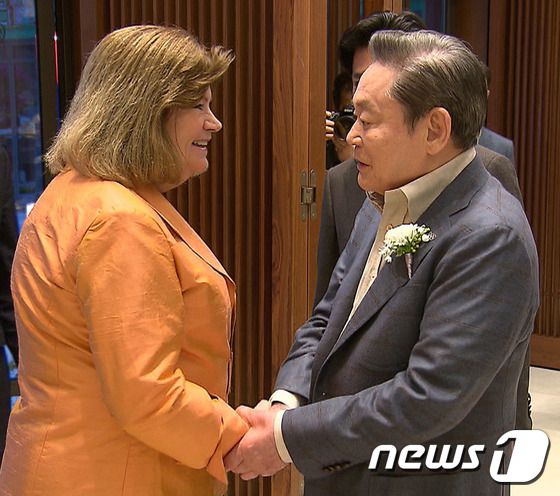 이건희 삼성그룹 회장이 25일 서울 일원동 서울삼성병원에서 별세했다. 향년 78세. 1942년 에서 태어난 고인(故人)은 부친인 이병철 삼성창업주 별세 이후 1987년 삼성그룹 2대 회장에 올라 삼성그룹을 이끌었다. 사진은 2012년 3월 22일 이건희 삼성전자 회장(오른쪽)이 구닐라 린드버그 IOC 조정위원장과 만나 반갑게 악수하고 있다. (삼성전자 제공)2020.10.25/뉴스1