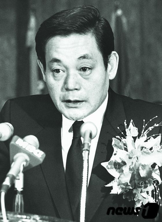 이건희 삼성그룹 회장이 25일 서울 일원동 서울삼성병원에서 별세했다. 향년 78세. 1942년 에서 태어난 고인(故人)은 부친인 이병철 삼성창업주 별세 이후 1987년 삼성그룹 2대 회장에 올라 삼성그룹을 이끌었다. 사진은 1987년 취임사를 하고 있는 이건희 삼성전자 회장. (삼성전자 제공)2020.10.25/뉴스1