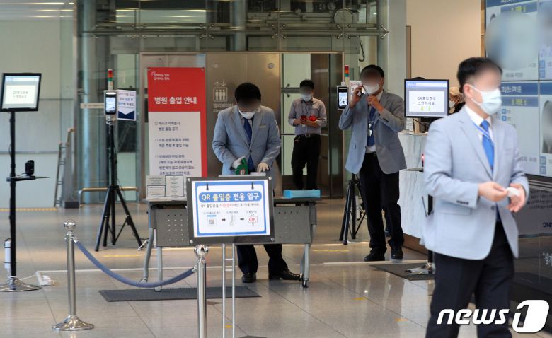 이건희 삼성그룹 회장이 별세한 25일 오전 서울 강남구 삼성서울병원 장례식장에서 관계자들이 분주히 업무를 보고 있다. 2020.10.25/뉴스1 © News1 황기선 기자