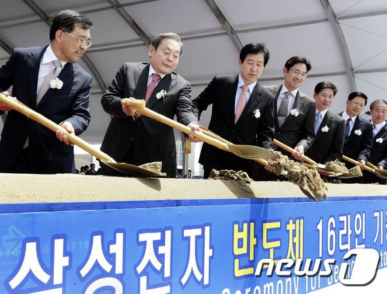 이건희 삼성그룹 회장이 25일 서울 일원동 서울삼성병원에서 별세했다. 향년 78세. 1942년 에서 태어난 고인(故人)은 부친인 이병철 삼성창업주 별세 이후 1987년 삼성그룹 2대 회장에 올라 삼성그룹을 이끌었다. 사진은 이건희 삼성전자 회장(왼쪽 두 번째)이 2010년 5월 17일 삼성전자 16라인 반도체 기공식에서 퍼포먼스를 진행하고 있다. (삼성전자 제공)2020.10.25/뉴스1