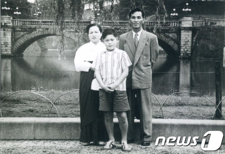 이건희 삼성그룹 회장이 25일 서울 일원동 서울삼성병원에서 별세했다. 향년 78세. 1942년에 태어난 고인(故人)은 부친인 이병철 삼성창업주 별세 이후 1987년 삼성그룹 2대 회장에 올라 삼성그룹을 이끌었다. 사진은 이건희 회장 유년 모습. (삼성전자 제공)2020.10.25/뉴스1