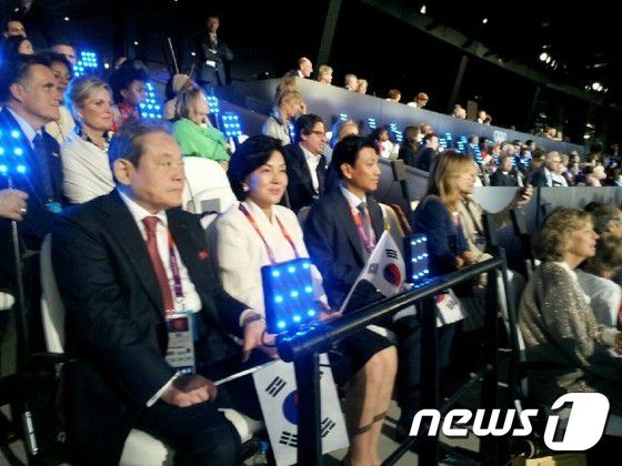 이건희 삼성그룹 회장이 25일 서울 일원동 서울삼성병원에서 별세했다. 향년 78세. 1942년 에서 태어난 고인(故人)은 부친인 이병철 삼성창업주 별세 이후 1987년 삼성그룹 2대 회장에 올라 삼성그룹을 이끌었다. 사진은 2012년 7월 27일(현지시간) 런던 북동부 올림픽스타디움에서 열린 제30회 런던하계올림픽 개막식에 참석한 이건희 삼성전자 회장(맨 왼쪽)과 홍라희 리움 관장. (삼성전자 제공)2020.10.25/뉴스1