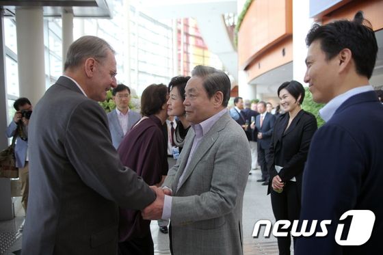 이건희 삼성그룹 회장이 25일 서울 일원동 서울삼성병원에서 별세했다. 향년 78세. 1942년 에서 태어난 고인(故人)은 부친인 이병철 삼성창업주 별세 이후 1987년 삼성그룹 2대 회장에 올라 삼성그룹을 이끌었다. 사진은 이건희 IOC 위원(삼성전자 회장)과 홍라희 리움미술관장이 2011년 8월 28일 대구 오페라하우스에서 열린 IOC 위원 초청 오찬에서 자크 로게 IOC 위원장 부부와 악수를 나누고 있다. (삼성전자 제공)2020.10.25/뉴스1