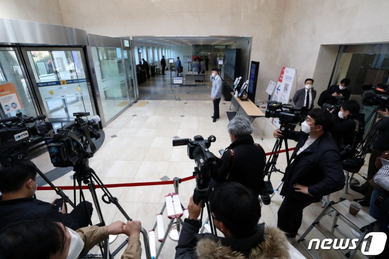 이건희 삼성그룹 회장이 별세한 25일 오전 서울 강남구 삼성서울 병원 장례식장에서 취재진들이 대기하고 있다. 2020.10.25/뉴스1 © News1 황기선 기자