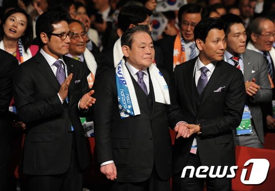 이건희 삼성그룹 회장이 25일 서울 일원동 서울삼성병원에서 별세했다. 향년 78세. 1942년 에서 태어난 고인(故人)은 부친인 이병철 삼성창업주 별세 이후 1987년 삼성그룹 2대 회장에 올라 삼성그룹을 이끌었다. 사진은 2011년 7월 6일(현지시간) 남아공 더반에서 2018년 평창 동계올림픽 유치가 발표되는 순간 이건희 IOC 위원(가운데)이 기쁨의 눈물을 보이고 있다. (삼성전자 제공)2020.10.25/뉴스1 © News1 김진 기자