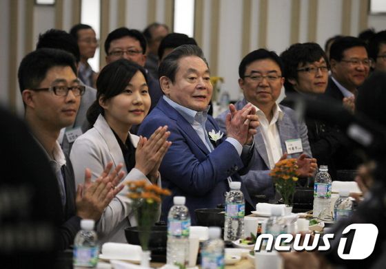 이건희 삼성그룹 회장이 25일 서울 일원동 서울삼성병원에서 별세했다. 향년 78세. 1942년 에서 태어난 고인(故人)은 부친인 이병철 삼성창업주 별세 이후 1987년 삼성그룹 2대 회장에 올라 삼성그룹을 이끌었다. 2011년 9월 22일 삼성전자 반도체 나노시티 화성캠퍼스에서 개최된 '메모리 16라인 가동식 및 20나노 D램·플래시 양산' 행사에서 임직원들과의 만찬에 참석한 이건희 삼성전자 회장(가운데). (삼성전자 제공)2020.10.25/뉴스1