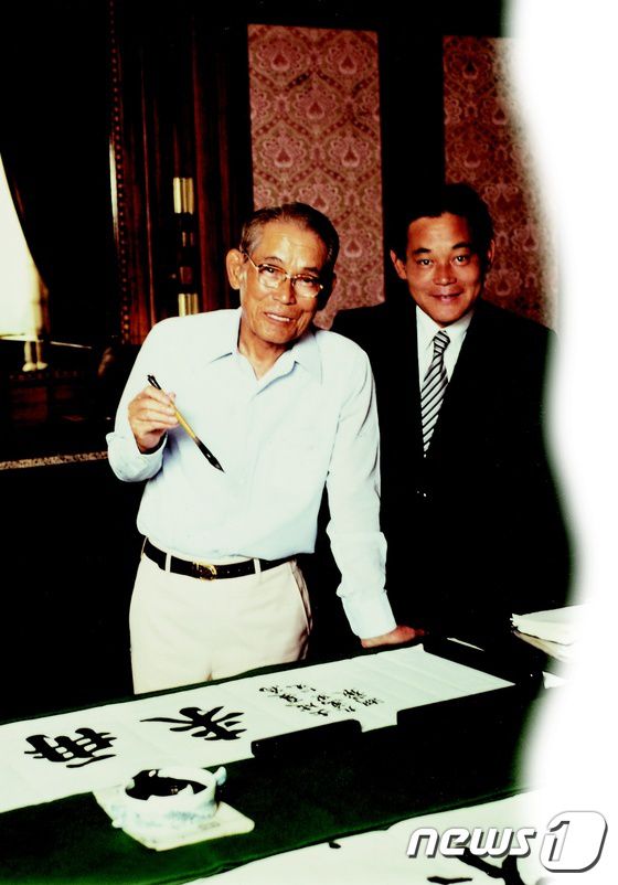 이건희 삼성그룹 회장이 25일 서울 일원동 서울삼성병원에서 별세했다. 향년 78세. 1942년 에서 태어난 고인(故人)은 부친인 이병철 삼성창업주 별세 이후 1987년 삼성그룹 2대 회장에 올라 삼성그룹을 이끌었다. 사진은 1980년 고(故) 이병철 선대 회장(왼쪽)과 함께 있는 이건희 삼성전자 회장. (삼성전자 제공)2020.10.25/뉴스1 © News1 김진 기자