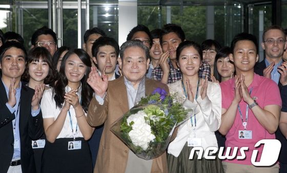 이건희 삼성그룹 회장이 25일 서울 일원동 서울삼성병원에서 별세했다. 향년 78세. 1942년 에서 태어난 고인(故人)은 부친인 이병철 삼성창업주 별세 이후 1987년 삼성그룹 2대 회장에 올라 삼성그룹을 이끌었다. 사진은 2011년 7월 11일 삼성에 출근한 이건희 삼성전자 회장(가운데)이 사원들과 함께 기념촬영을 하고 있다. (삼성전자 제공)2020.10.25/뉴스1