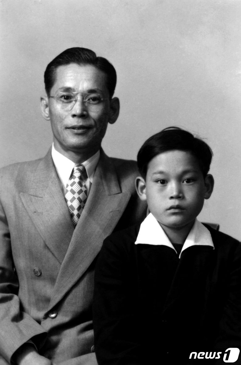 이건희 삼성그룹 회장이 25일 서울 일원동 서울삼성병원에서 별세했다. 향년 78세. 1942년 에서 태어난 고인(故人)은 부친인 이병철 삼성창업주 별세 이후 1987년 삼성그룹 2대 회장에 올라 삼성그룹을 이끌었다. 사진은 부친인 이병철 삼성창업주와 기념 촬영한 이건희 회장 유년모습. (삼성전자 제공)2020.10.25/뉴스1