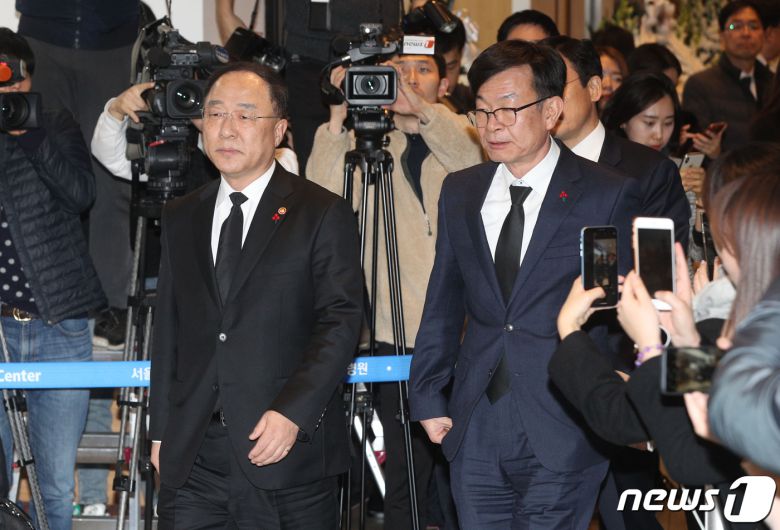홍남기 경제부총리 겸 기획재정부 장관과 김상조 청와대 정책실장이 지난 1월20일 서울 송파구 아산병원 장례식장에 마련된 고(故) 신격호 롯데그룹 명예회장 빈소에 들어서고 있다. /뉴스1 © News1 구윤성 기자