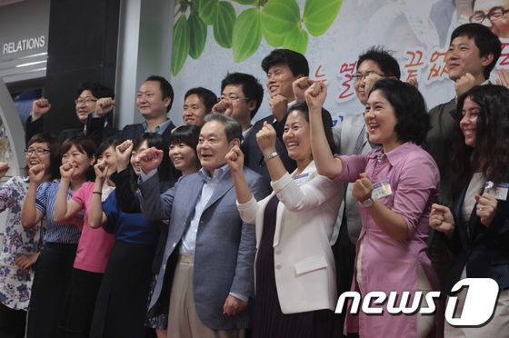 이건희 삼성그룹 회장이 25일 서울 일원동 서울삼성병원에서 별세했다. 향년 78세. 1942년 에서 태어난 고인(故人)은 부친인 이병철 삼성창업주 별세 이후 1987년 삼성그룹 2대 회장에 올라 삼성그룹을 이끌었다. 사진은 2011년 7월 29일 삼성전자 경기 수원사업장에서 열린 선진제품 비교전시회에 참석한 이건희 삼성전자 회장(오른쪽 아래 네 번째).(삼성전자 제공)2020.10.25/뉴스1