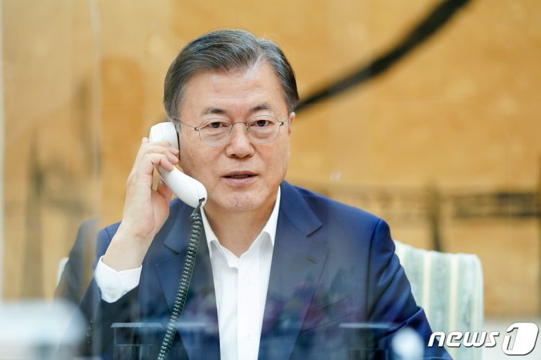 문재인 대통령이 청와대 관저에서 전화 통화하고 있는 모습. (청와대 제공) /뉴스1DB