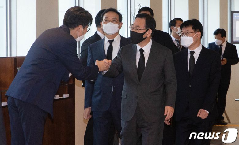 주호영 국민의힘 원내대표가 26일 오후 서울 강남구 서울삼성병원 장례식장에 마련된 고(故) 이건희 삼성그룹 회장 빈소에서 조문을 마치고 나서며 관계자와 인사를 나누고 있다. 2020.10.26/뉴스1 © News1 사진공동취재단