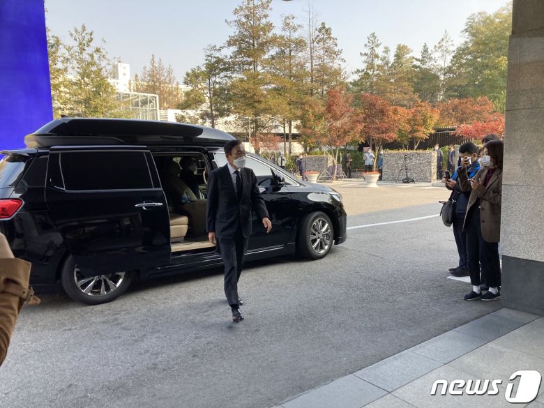 김기남 삼성전자 부회장이 26일 오전 서울 강남구 삼성서울병원에 마련된 고 이건희 회장의 빈소를 찾았다. 2020.10.16/뉴스1 © 뉴스1 권구용 기자