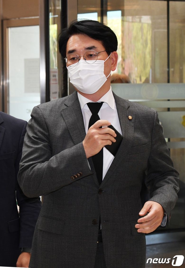 박용진 더불어민주당 의원이 26일 오후 고 이건희 삼성그룹 회장 빈소가 마련된 서울 강남구 삼성서울병원 장례식장에 들어서고 있다. 2020.10.26/뉴스1 © News1 사진공동취재단