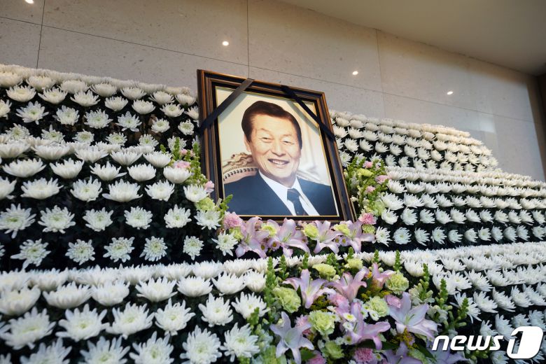 롯데그룹 창업주 신격호 명예회장의 빈소. 신 명예회장은 서울 아산병원에 입원 중 전날 병세가 급격히 악화했으며 지난 1월 19일 오후 4시 29분쯤 신동빈 롯데 회장 등 가족들이 지켜보는 가운데 세상을 떠났다. 향년 99세. (롯데그룹 제공) 2020.1.19/뉴스1 © News1 구윤성 기자