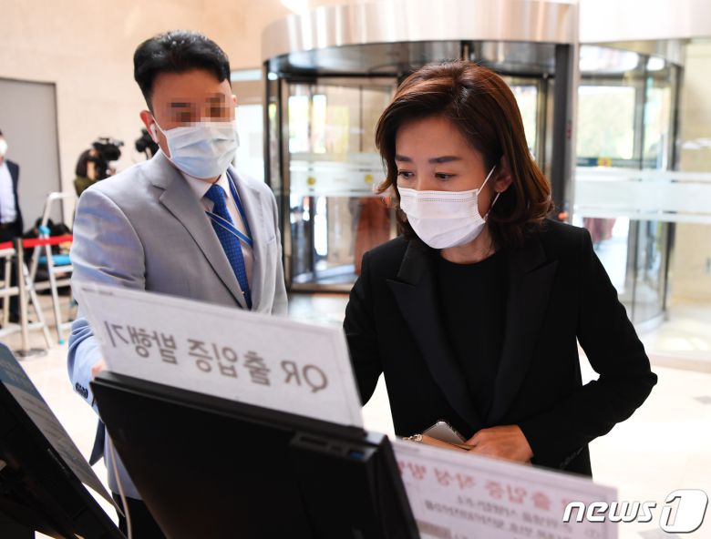 나경원 전 의원이 26일 오후 고 이건희 삼성그룹 회장 빈소가 마련된 서울 강남구 삼성서울병원 장례식장에서 QR코드 출입 인증을 하고 있다. 2020.10.26/뉴스1 © News1 사진공동취재단