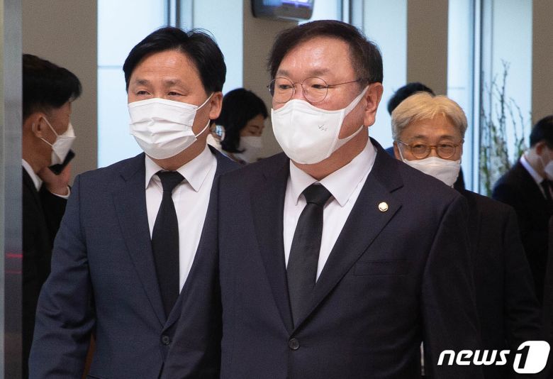 김태년 더불어민주당 원내대표가 26일 오전 서울 강남구 서울삼성병원 장례식장에 마련된 고(故) 이건희 삼성그룹 회장 빈소에서 조문을 마치고 나서고 있다. 2020.10.26/뉴스1 © News1 사진공동취재단