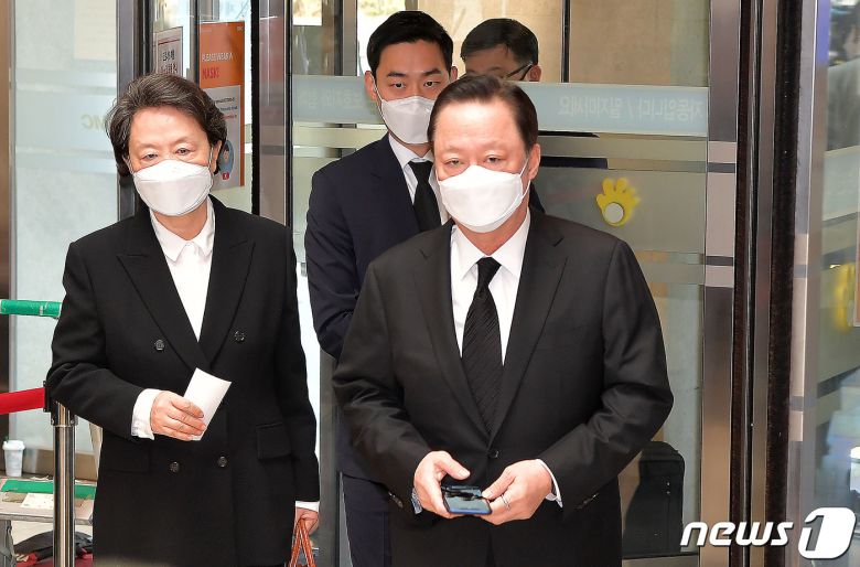 박용만 대한상공회의소 회장이 26일 오전 고 이건희 삼성그룹 회장 빈소가 마련된 서울 강남구 서울삼성병원 장례식장에 들어서고 있다. 2020.10.26/뉴스1 © News1 사진공동취재단