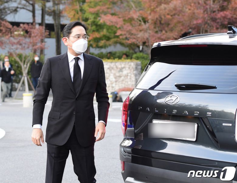 이재용 삼성전자 부회장이 25일 오후 故 이건희 삼성그룹 회장 빈소가 마련된 서울 삼성병원 장례식장에 도착하고 있다. 2020.10.25/뉴스1 © News1 황기선 기자