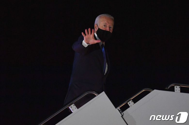 조 바이든 미국 민주당 대선 후보가 22일(현지시간) 대선후보 마지막 TV 토론이 끝난 뒤 테네시주 내슈빌 국제공항에서 비행기를 타고 있다. © AFP=뉴스1 © News1 우동명 기자