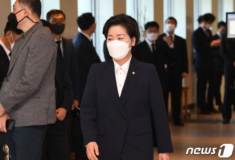 양향자 더불어민주당 최고위원이 26일 서울 강남구 서울삼성병원 장례식장에 마련된 고 이건희 삼성그룹 회장의 빈소를 나서고 있다. 2020.10.26/뉴스1 © News1 사진공동취재단