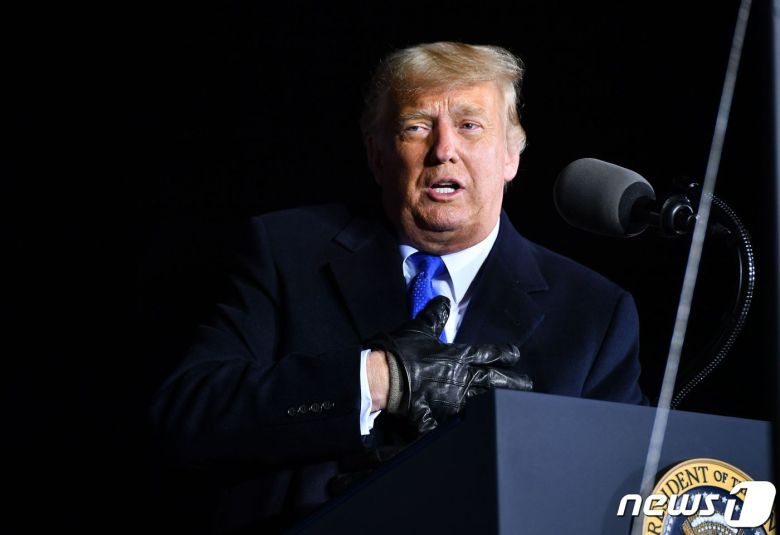 도널드 트럼프 미국 대통령이 24일(현지시간) 위스콘신주 워케샤 카운티 공항에서 열린 선거집회서 유세를 하고 있다. © AFP=뉴스1 © News1 우동명 기자