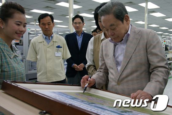 이건희 삼성그룹 회장이 25일 서울 일원동 서울삼성병원에서 별세했다. 향년 78세. 1942년 에서 태어난 고인(故人)은 부친인 이병철 삼성창업주 별세 이후 1987년 삼성그룹 2대 회장에 올라 삼성그룹을 이끌었다. 사진은 2012년 10월 13일 베트남 하노이시 북동쪽 박닌성 옌퐁공단에 위치한 삼성전자 SEV(Samsung Electronics Vietnam) 법인을 방문한 이건희 삼성전자 회장(오른쪽). (삼성전자 제공)2020.10.25/뉴스1