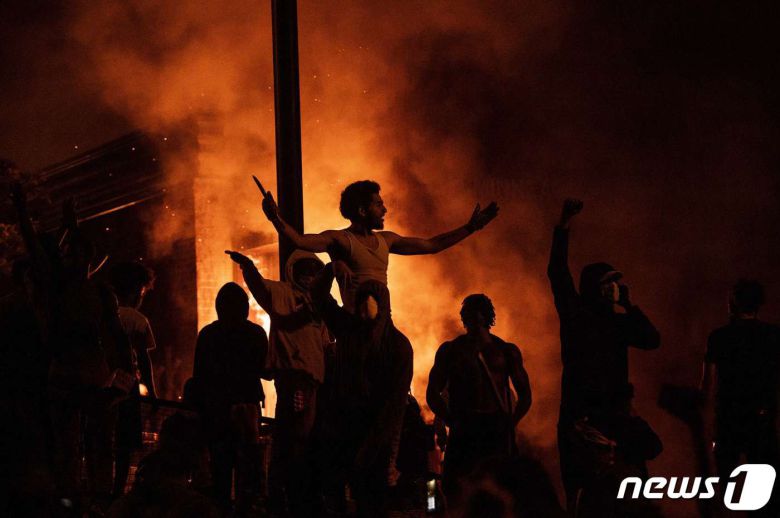 지난5월29일(현지시간) 미국 미네소타주 미니애폴리스시에서 시위대가 백인 경찰의 무릎에 눌여 숨진 비무장 흑인 남성 조지 플로이드의 죽음에 항의하고 있다. © AFP=뉴스1