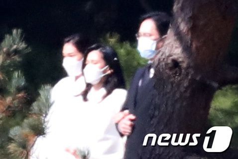 고(故) 이건희 삼성그룹 회장의 영결식이 엄수된 28일 오후 경기도 수원시 소재 삼성가 선산에서 (왼쪽부터) 이서현 삼성복지재단 이사장, 이부진 호텔신라 대표, 이재용 삼성전자 부회장이 장지로 향하고 있다. 2020.10.28/뉴스1 © News1 조태형 기자