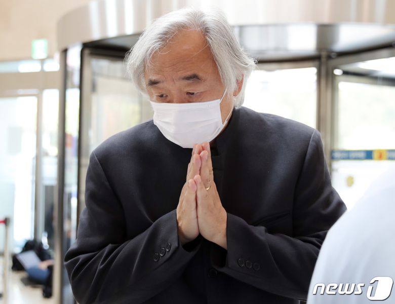 피아니스트 백건우가 27일 오후 고 이건희 삼성그룹 회장의 빈소가 마련된 서울 강남구 서울삼성병원 장례식장에 들어서고 있다. 2020.10.27/뉴스1 © News1 사진공동취재단