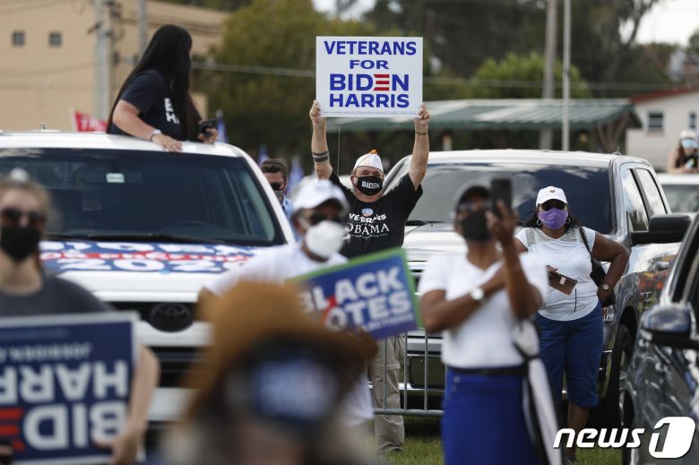 27일(현지시간) 플로리다 올랜도에서 조 바이든 미국 민주당 대선 후보 지지자들이 버락 오바마 전 대통령의 바이든 후보 지지 찬조 연설을 듣고 있다.© AFP=뉴스1