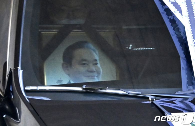 고(故) 이건희 삼성그룹 회장의 운구차량이 28일 오후 경기도 수원시 소재 삼성가 선산에서 장지로 향하고 있다. 2020.10.28/뉴스1 © News1 조태형 기자