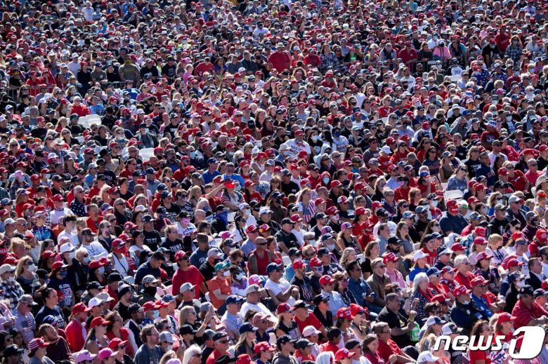 28일 (현지시간) 애리조나주 불헤드 시티에 있는 공항에서 열리는 대선집회서 지지자들이 마스크를 거의 안 쓰고 거리두기도 않은 채 도널드 트럼프 미국 대통령의 유세를 듣고 있다. © AFP=뉴스1 © News1 우동명 기자