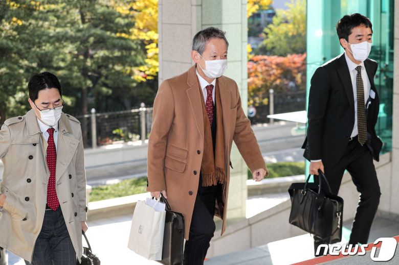 다키자키 시게키 일본 외무성 아시아대양주 국장이 29일 오전 김정한 아시아태평양 국장과 비공개 한일 국장급 협의를 하기 위해 서울 종로구 외교부 청사에 들어서고 있다. 2020.10.29/뉴스1 © News1 송원영 기자