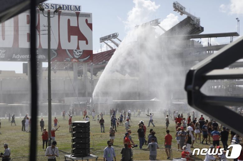 29일 (현지시간) 플로리다주 탬파의 레이먼드 제임스 스타디움에서 도널드 트럼프 미국 대통령의 유세 중 소방대원이 지지자들의 더위를 식히기 위해 물을 뿌리고 있다. © AFP=뉴스1 © News1 우동명 기자
