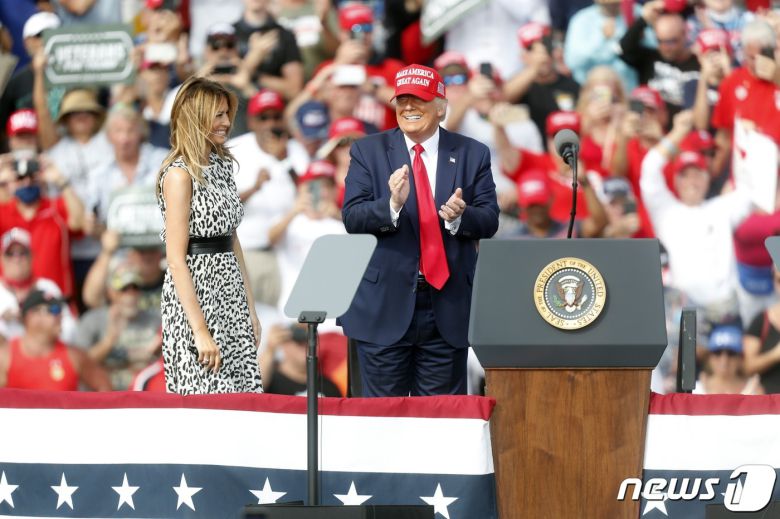 도널드 트럼프 미국 대통령의 부인 멜라니아 여사가 29일 (현지시간) 플로리다주 탬파의 레이먼드 제임스 스타디움에서 열린 선거집회가 끝난 뒤 트럼프 대통령과 합류를 하고 있다. © AFP=뉴스1 © News1 우동명 기자