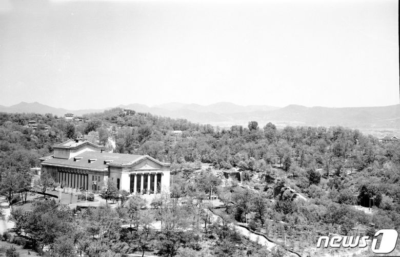 1960년대 촬영된 평양 모란봉 전경. 앞쪽부터 시계방향으로 모란봉극장, 역사박물관(김일성광장 옆으로 이전), 을밀대, 최승대, 청류정의 모습이 보인다. (미디어한국학 제공) 2020.10.31.© 뉴스1