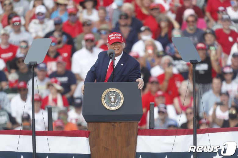 도널드 트럼프 미국 대통령이 29일 (현지시간) 플로리다주 탬파의 레이먼드 제임스 스타디움에서 열린 선거집회서 유세를 하고 있다. © AFP=뉴스1 © News1 우동명 기자