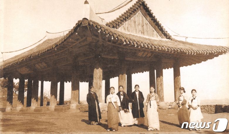 일제강점기 때 평양기생들이 평양 부벽루 앞에서 촬영하고 있다. (미디어한국학 제공) 2020.10.31.© 뉴스1