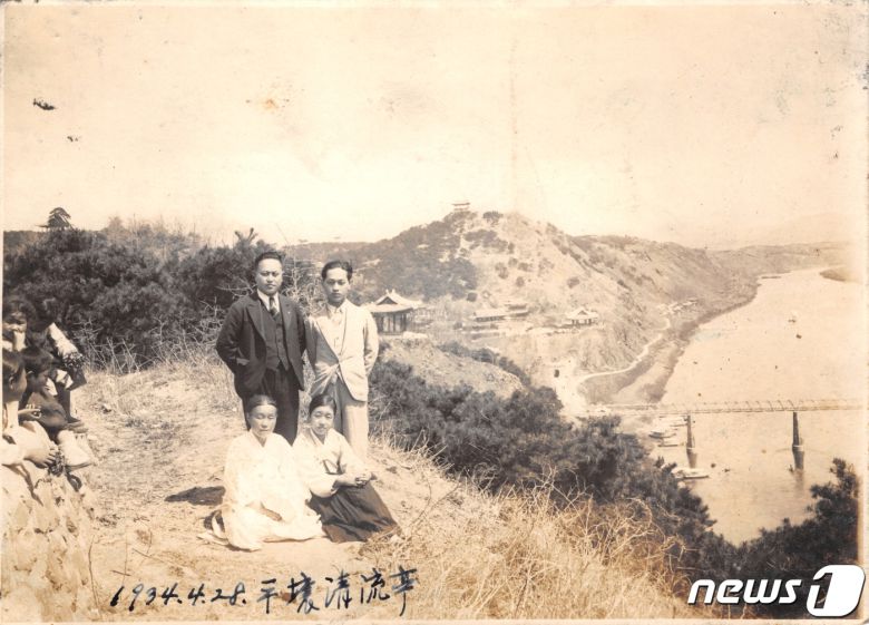 일제강점기 때인 1934년 봄 평양의 한 가족이 모란봉에 올라 사진 촬영을 하고 있다. 바로 뒤쪽으로 보이는 건물이 청류정이고, 그 뒤로 영명사와 부벽루가 보이고, 정상에 서 있는 최승대가 멀리 보인다. (미디어한국학 제공) 2020.10.31.© 뉴스1
