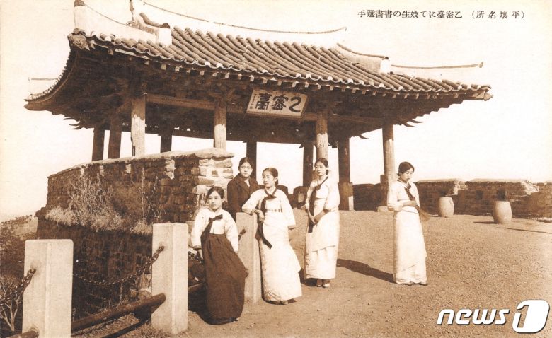 일제강점기 때 평양기생들이 평양 모란봉 을밀대 앞에서 촬영하고 있다. (미디어한국학 제공) 2020.10.31.© 뉴스1