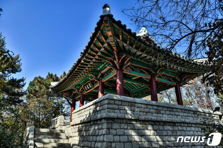 평양 모란봉 정상에 세워진 최승대 전경. (미디어한국학 제공) 2020.10.31.© 뉴스1