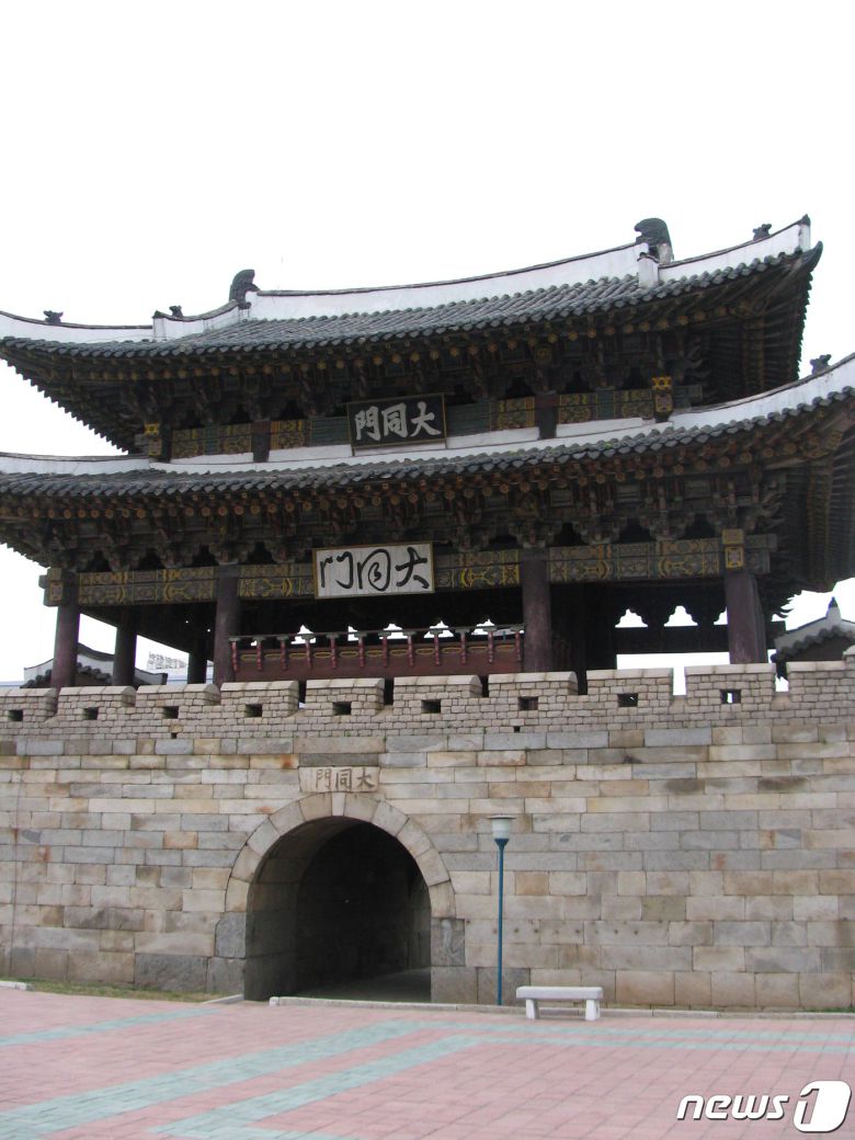 평양성 내성의 동문으로 처음 건설된 대동문 전경. 현재 건물은 6.25전쟁 이후 복구된 것이다. (미디어한국학 제공) 2020.10.31.© 뉴스1