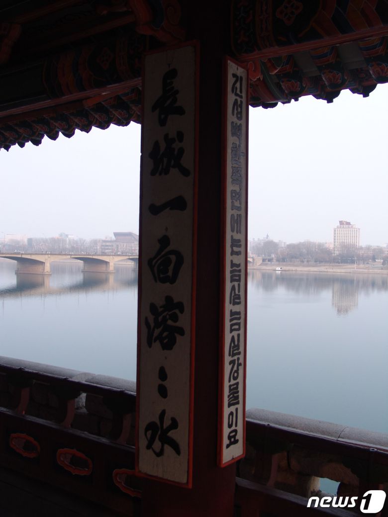 평양 연광정 기둥에 걸려 있는 고려 시인 김황원의 글씨. (미디어한국학 제공) 2020.10.31. © 뉴스1