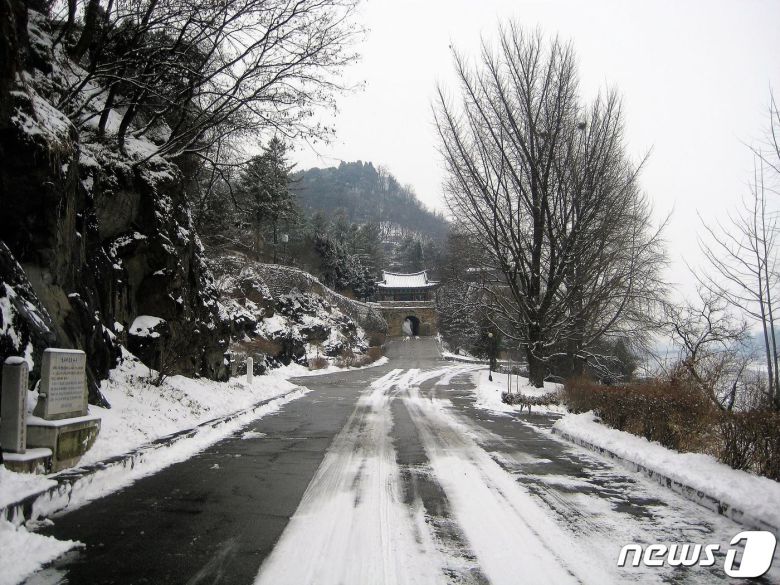 평양성 북성의 남문으로 처음 건설됐다가 1959년에 복원된 전금문 전경. (미디어한국학 제공) 2020.10.31© 뉴스1