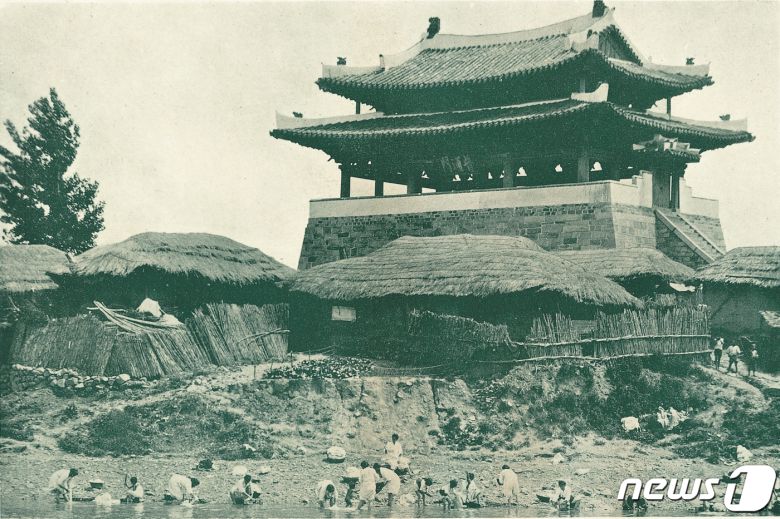 일제강점기 때 촬영된 평양 보통문과 주변 풍경. 보통강에서 빨리하는 주민들의 모습이 인상적이다. (미디어한국학 제공) 2020.10.31.© 뉴스1