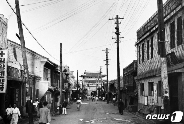 일제강점기 때 촬영된 대동문과 주변 거리. 현재 대동문 앞 건물들은 모두 철거됐다. (미디어한국학 제공) 2020.10.31.© 뉴스1