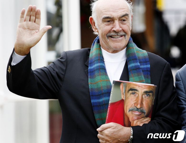 배우 숀 코너리가 2008년 8월25일 영국 에든버러에서 열린 인터내셔널북페스티벌에서 자서전 '스코틀랜드인 되기'를 홍보하며 포즈를 취하고 있다. © AFP=뉴스1