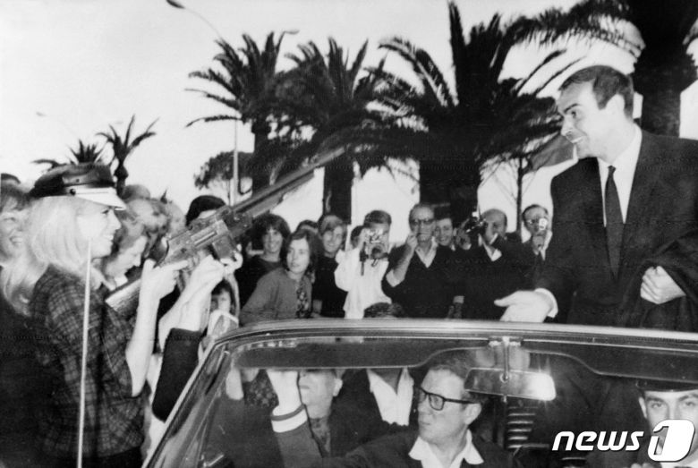 배우 숀 코너리(오른쪽)이 1965년 5월20일(현지시간) 프랑스 칸 영화제에 참석, 인파들의 환영을 받고 있다. © AFP=뉴스1